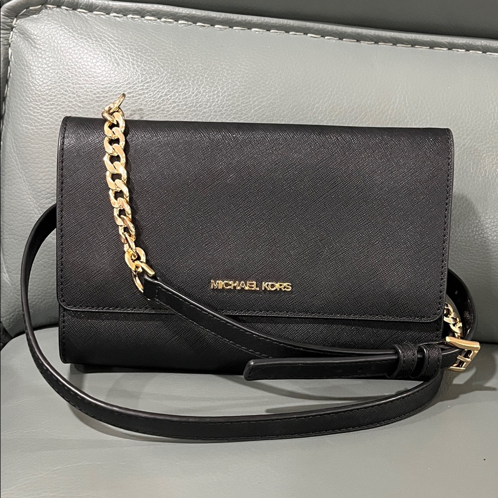EUC! Michael Kors Black Crossbody with Gold Chain and snap insert wallet
